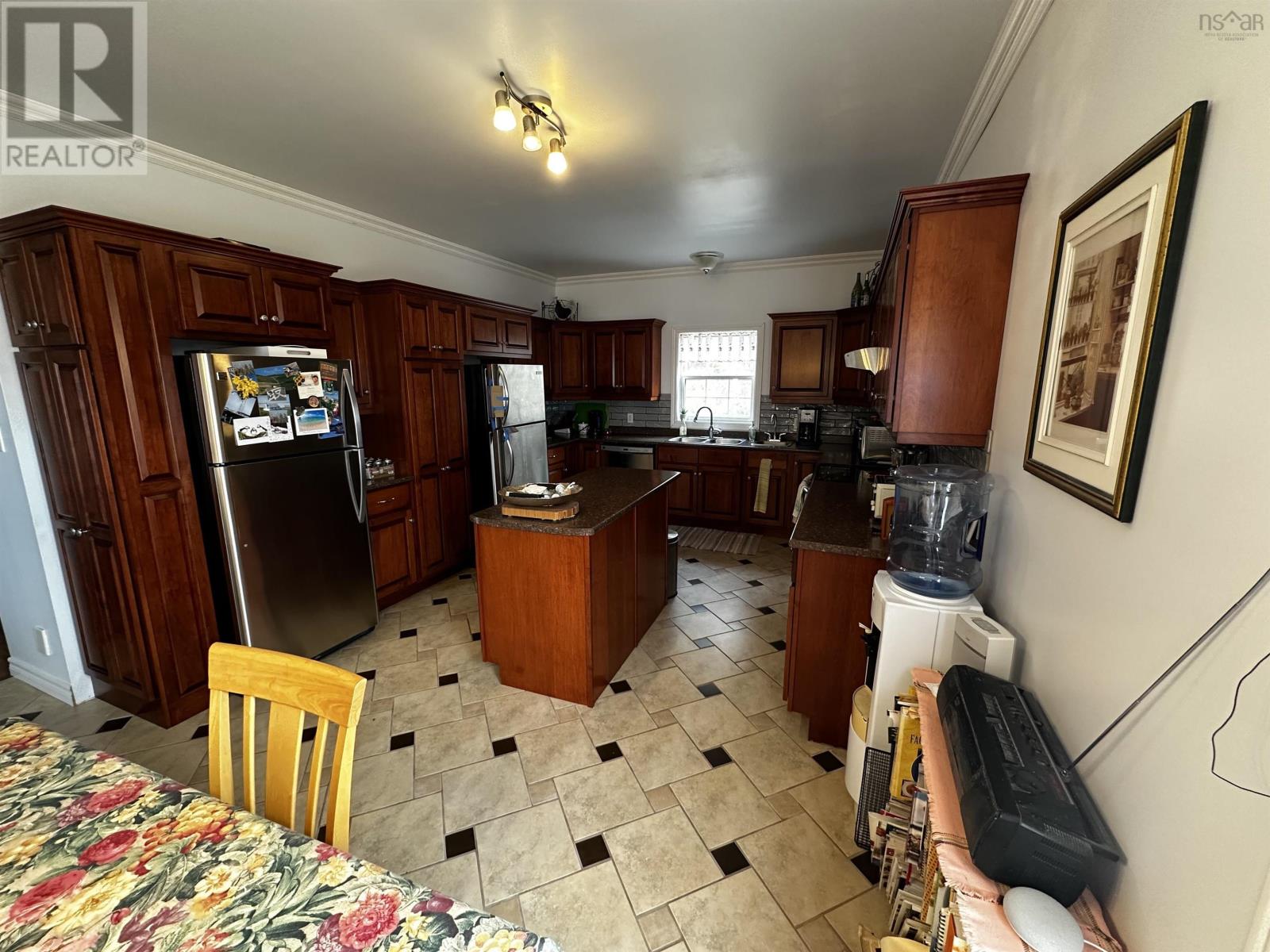 Property 10 of 33 of 109 High Road