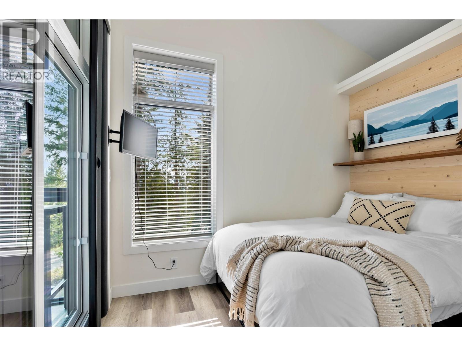 2731 Fairview Road, Anglemont