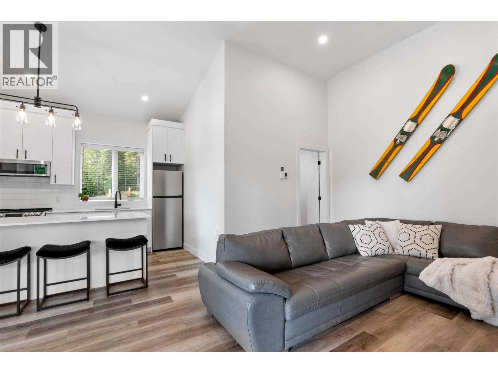 2731 Fairview Road, Anglemont