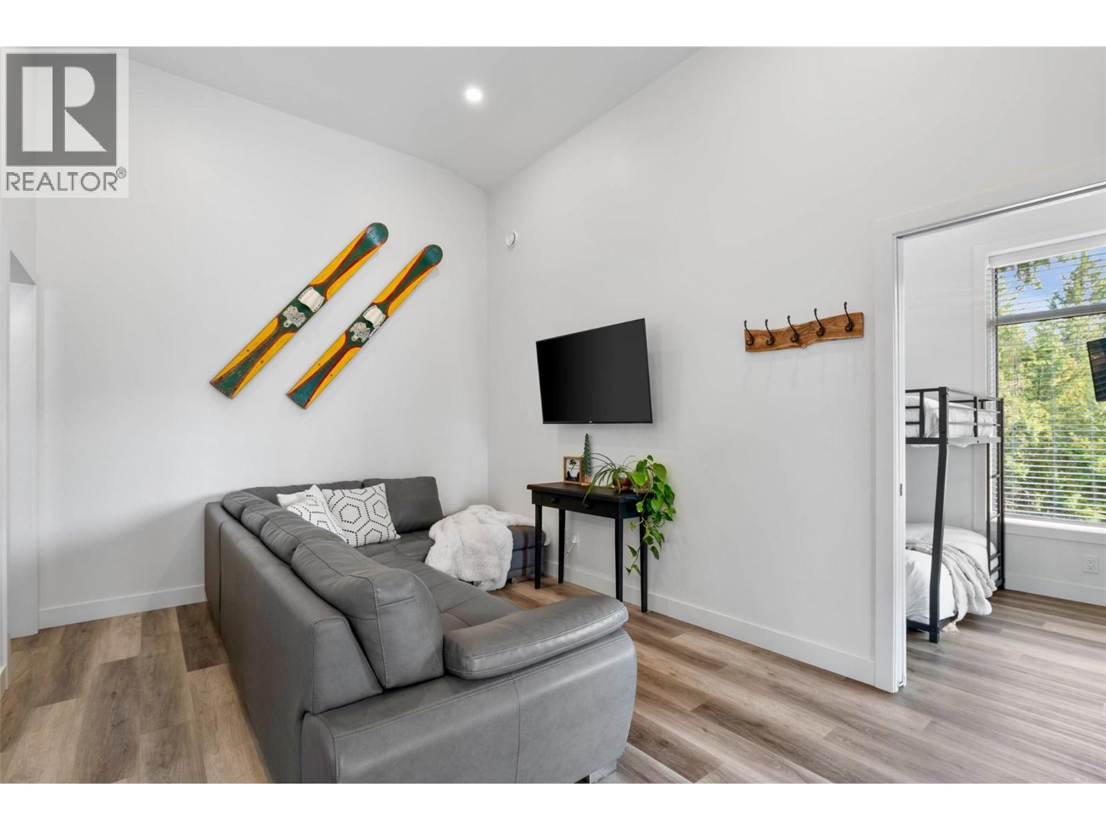 2731 Fairview Road, Anglemont