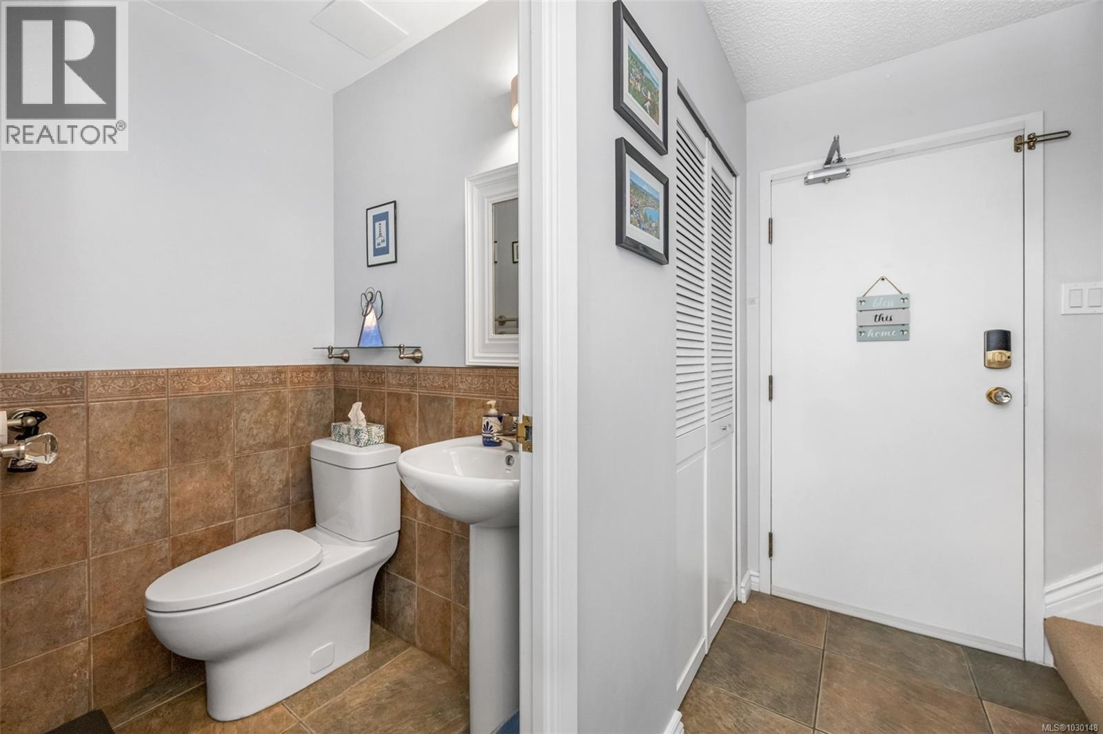 805 819 Burdett Avenue, Victoria