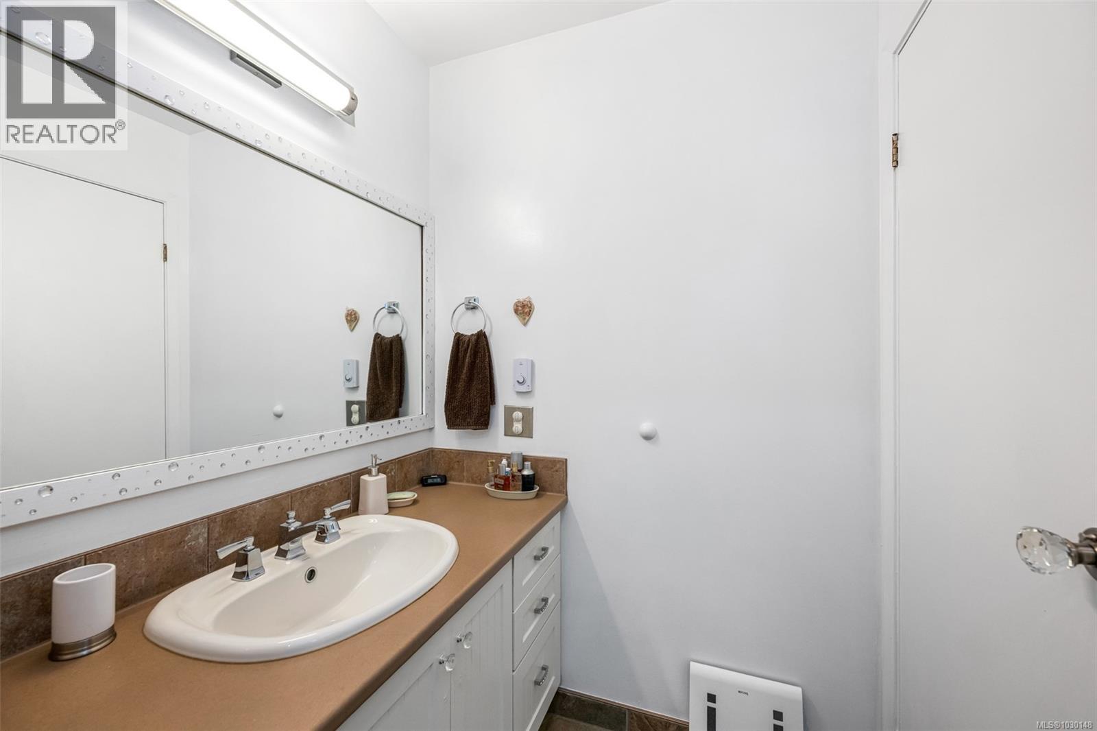 805 819 Burdett Avenue, Victoria