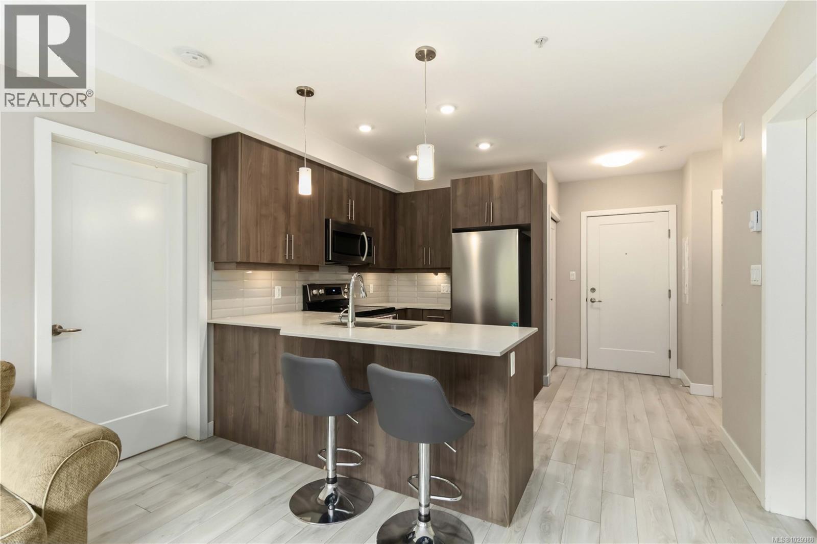 105 1016 Inverness Road, Saanich