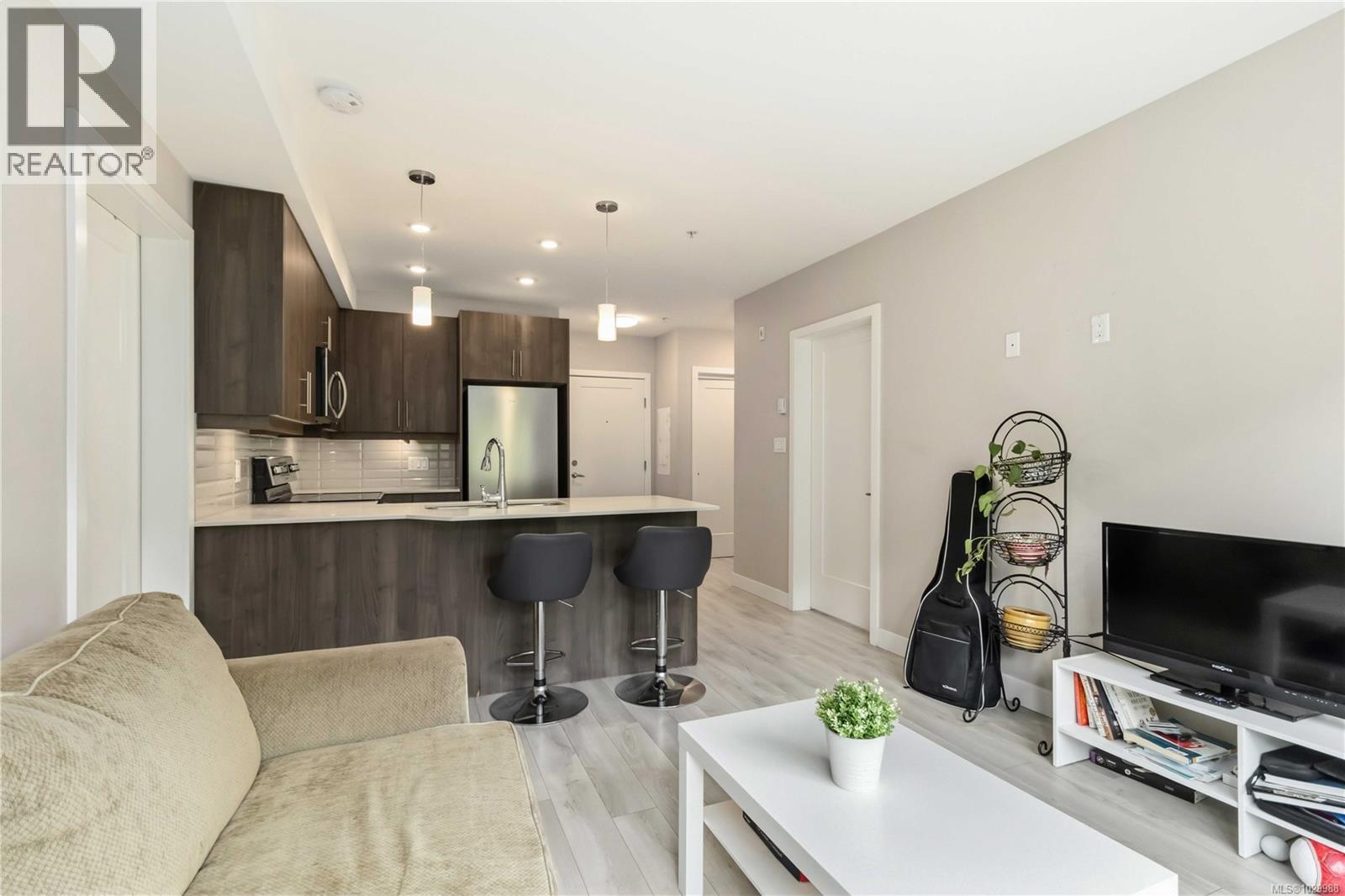 105 1016 Inverness Road, Saanich