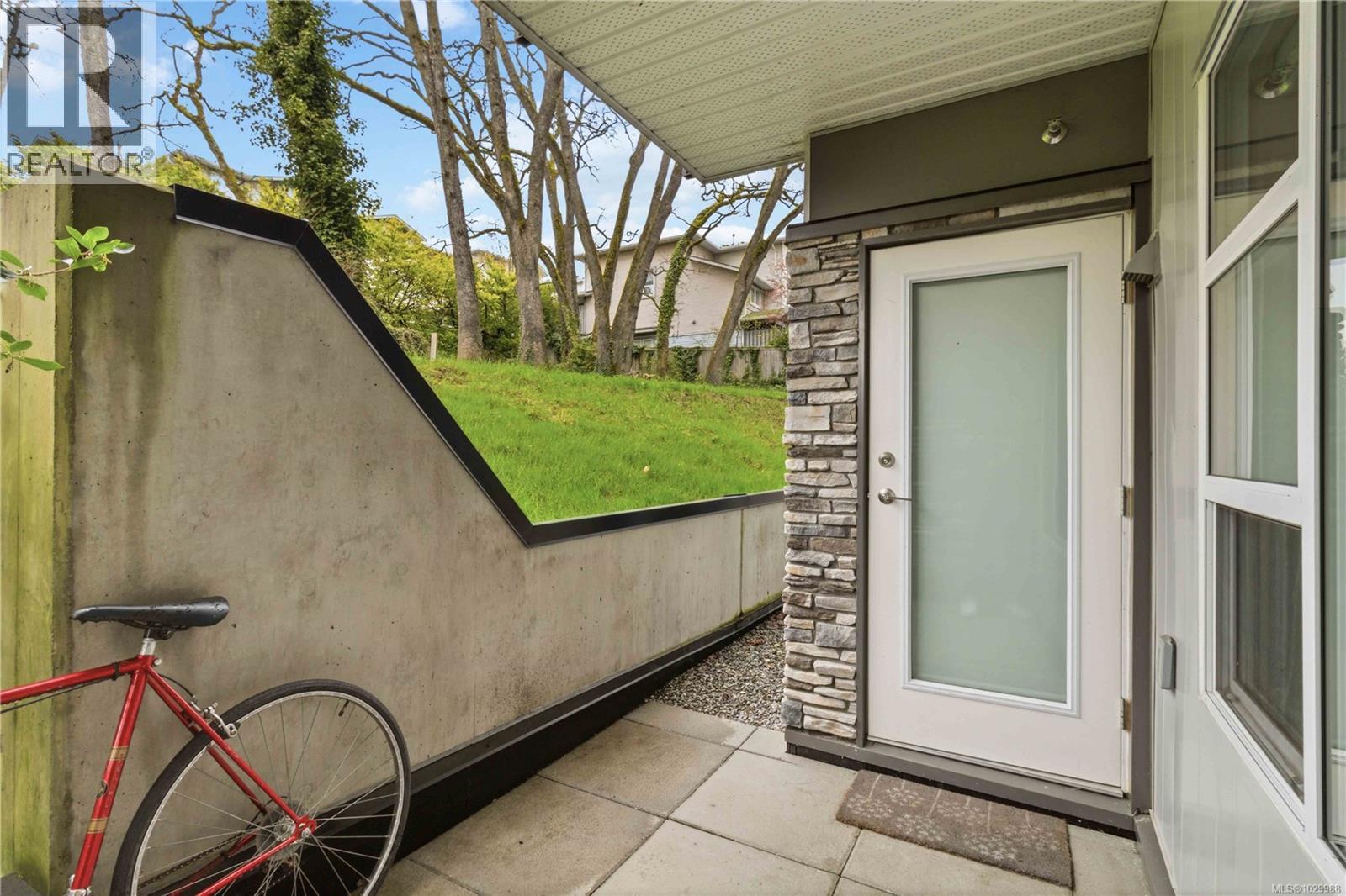 105 1016 Inverness Road, Saanich