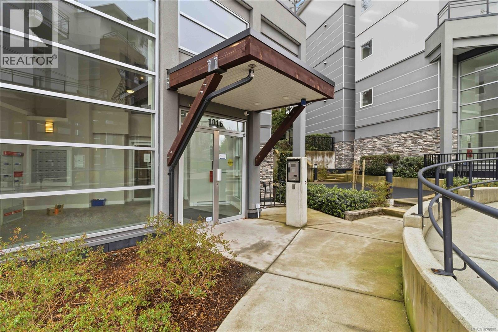 105 1016 Inverness Road, Saanich