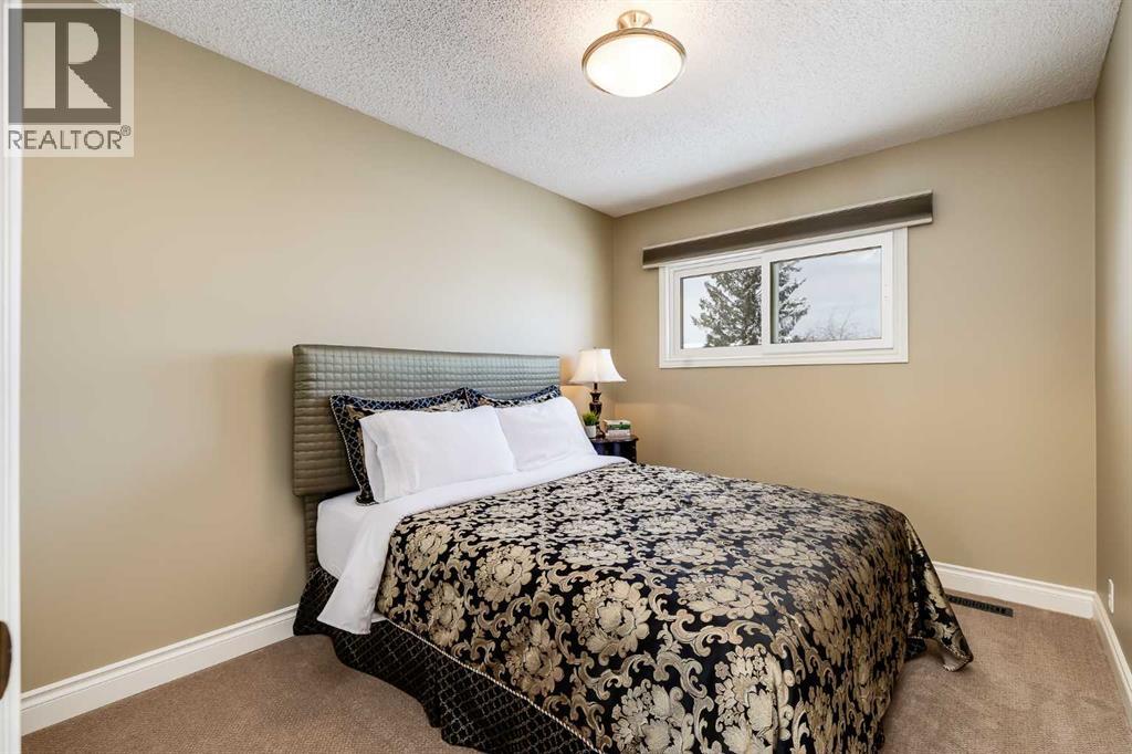 Single Family House 4 Level for Sale in  Bermondsey Way NW Beddington Heights Calgary 