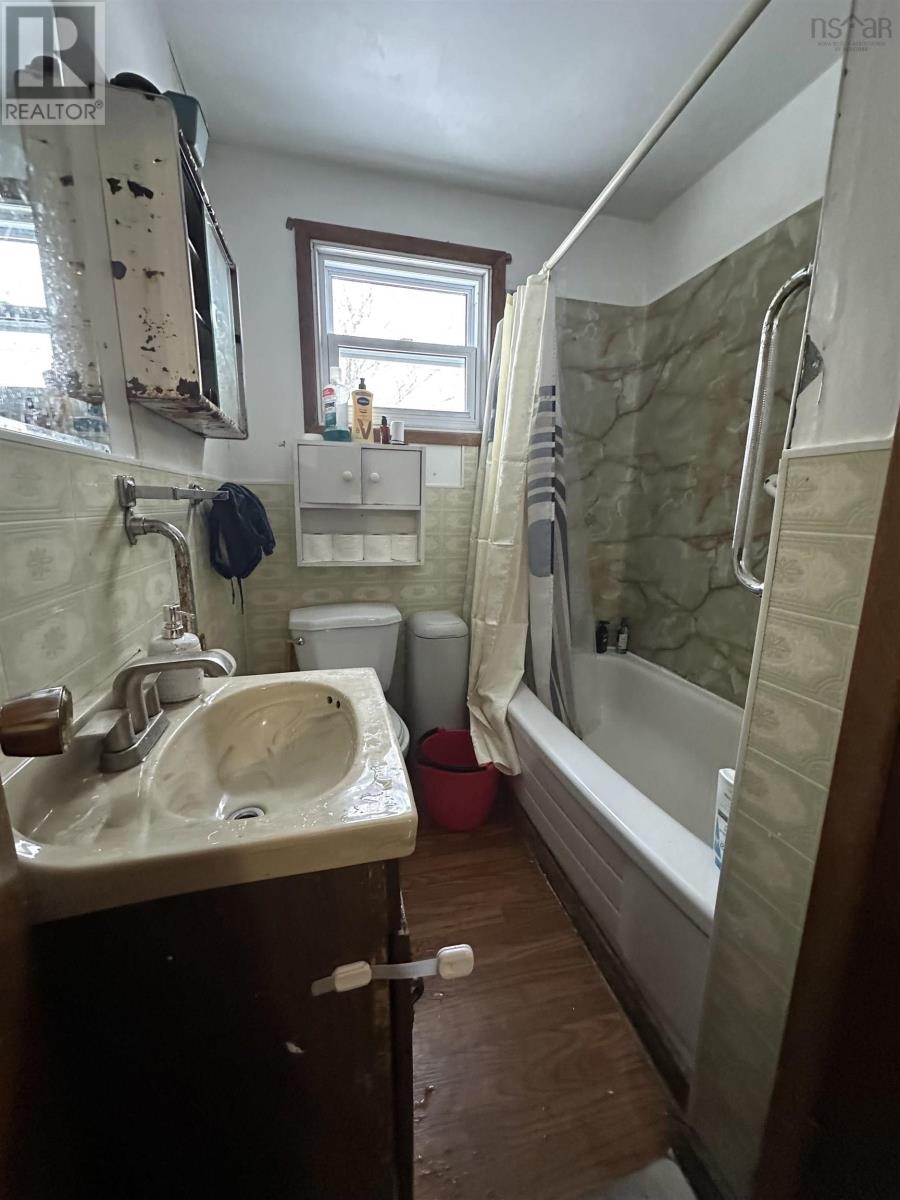 1696 VICTORIA ROAD - 10
