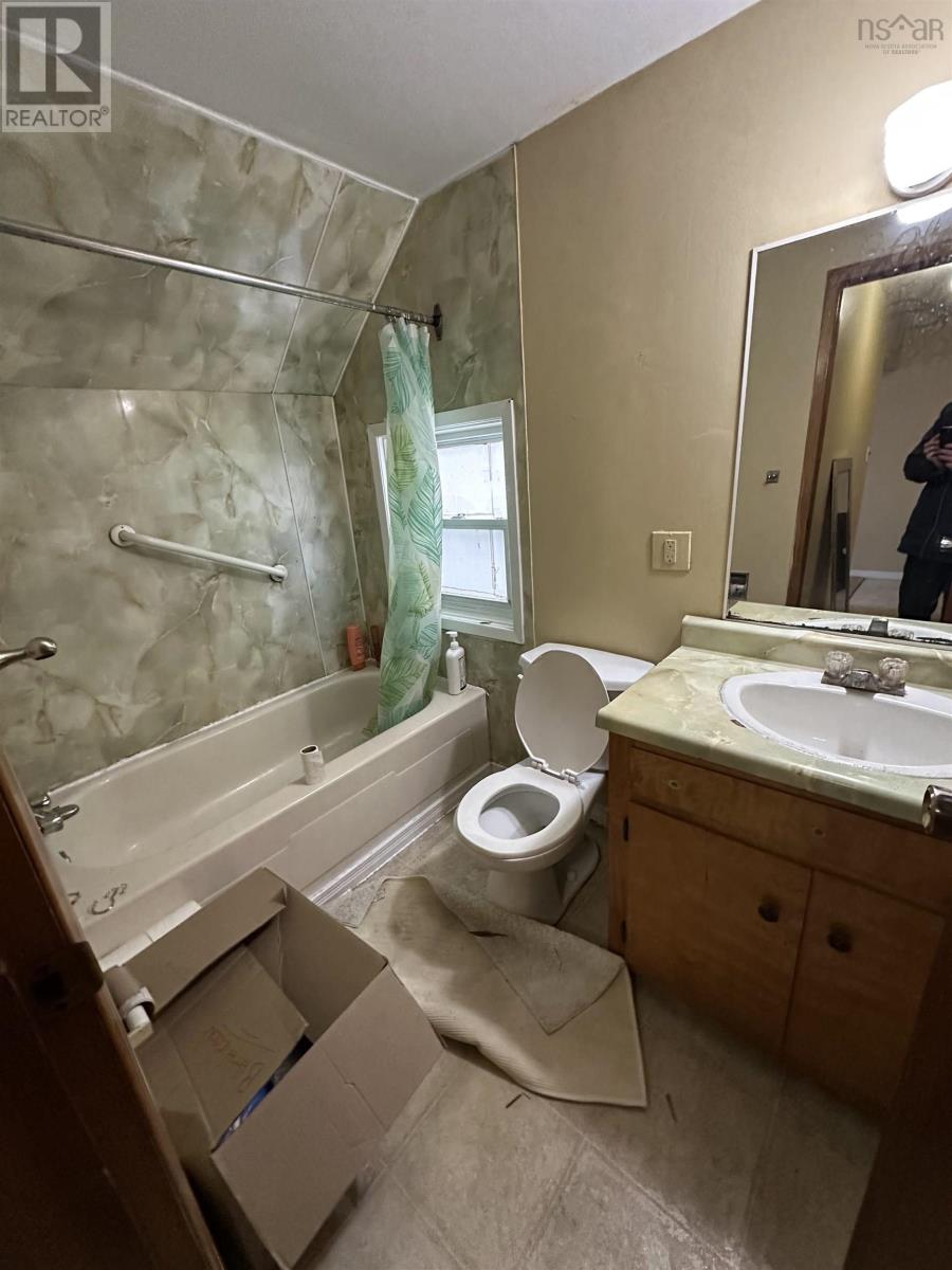 1696 VICTORIA ROAD - 22