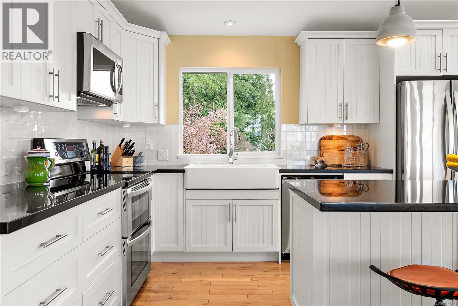 976 LANDS END RD - 13