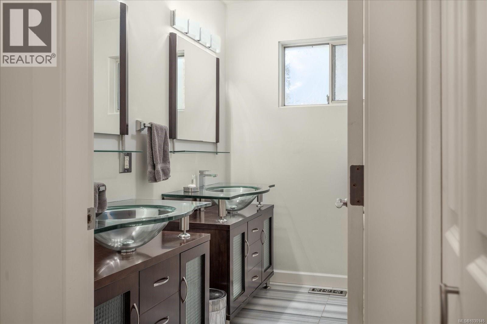 1819 MEADOWLARK CRES - 26