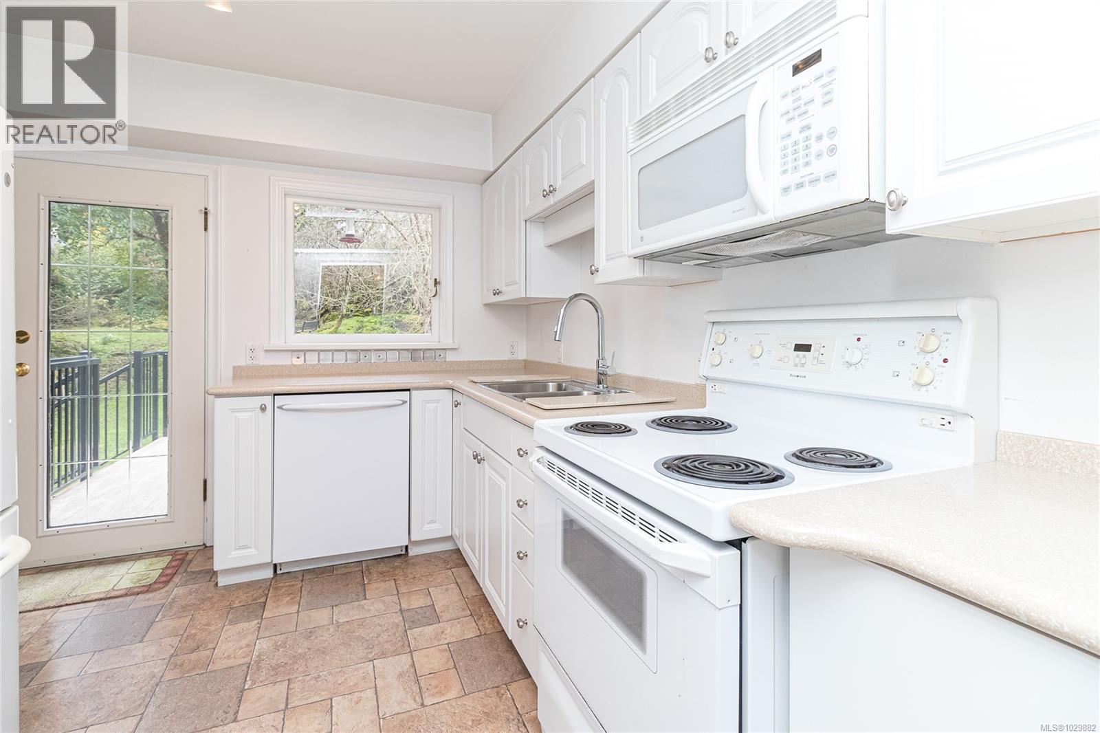  2015 Runnymede Avenue, Oak Bay