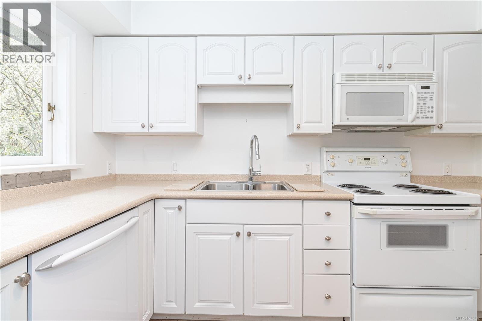  2015 Runnymede Avenue, Oak Bay