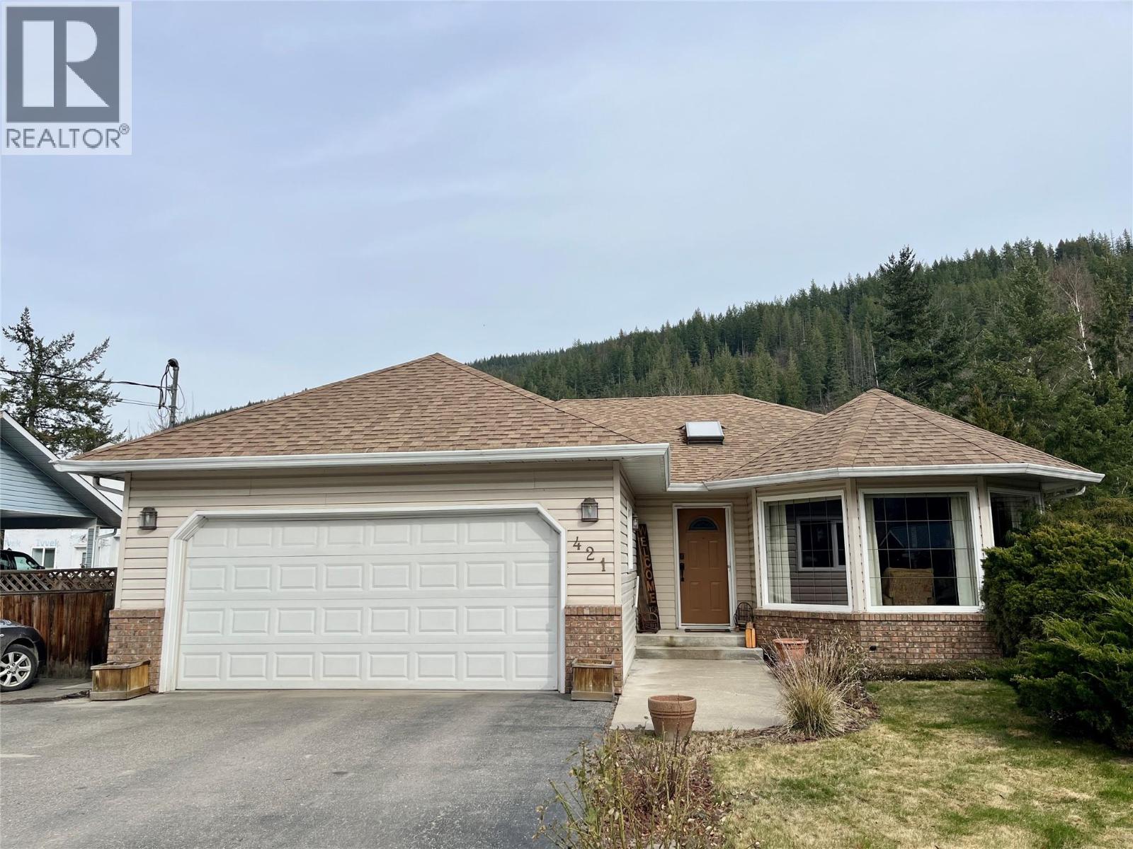 421 Oak Avenue, Sicamous