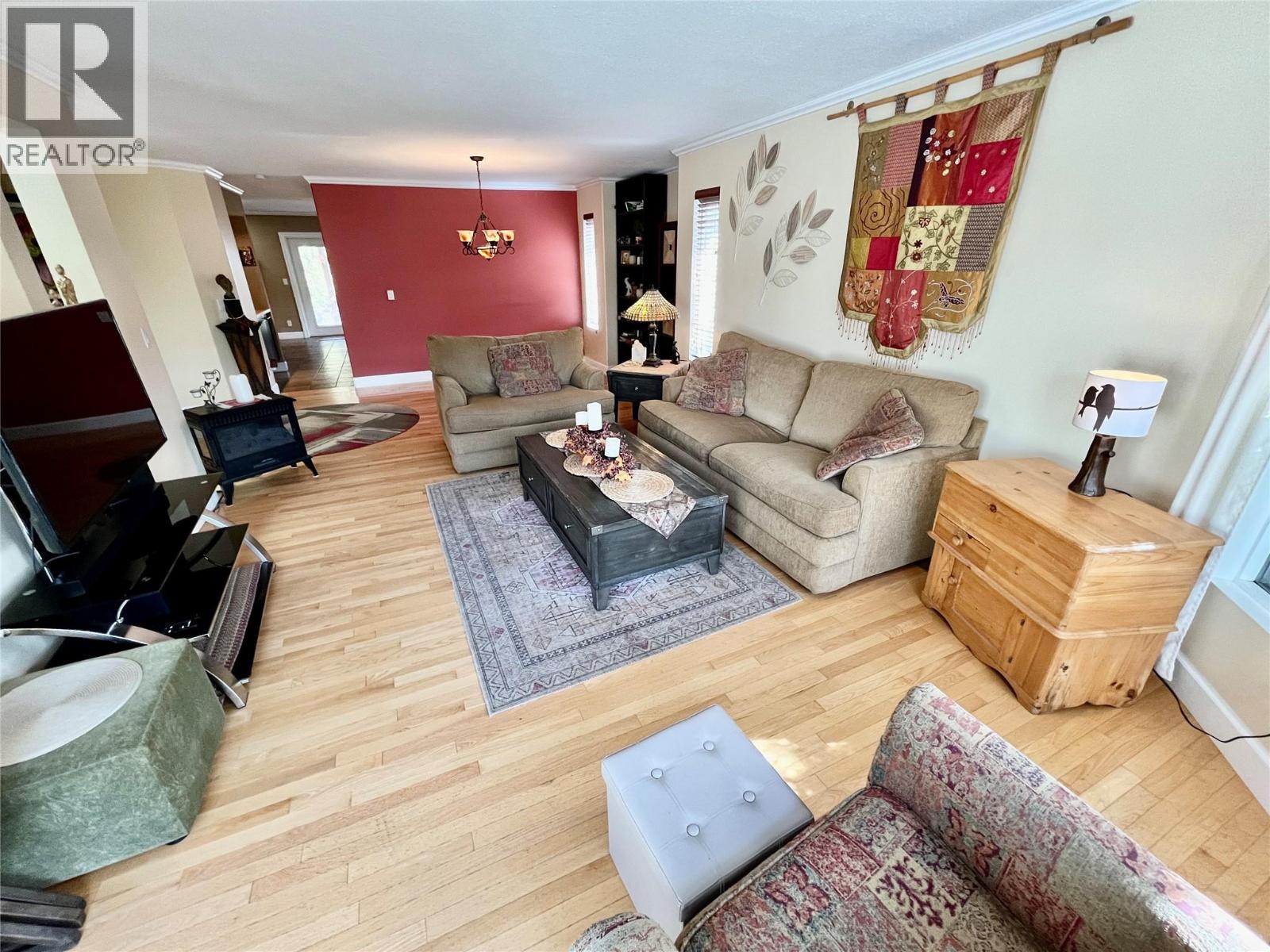 421 Oak Avenue, Sicamous