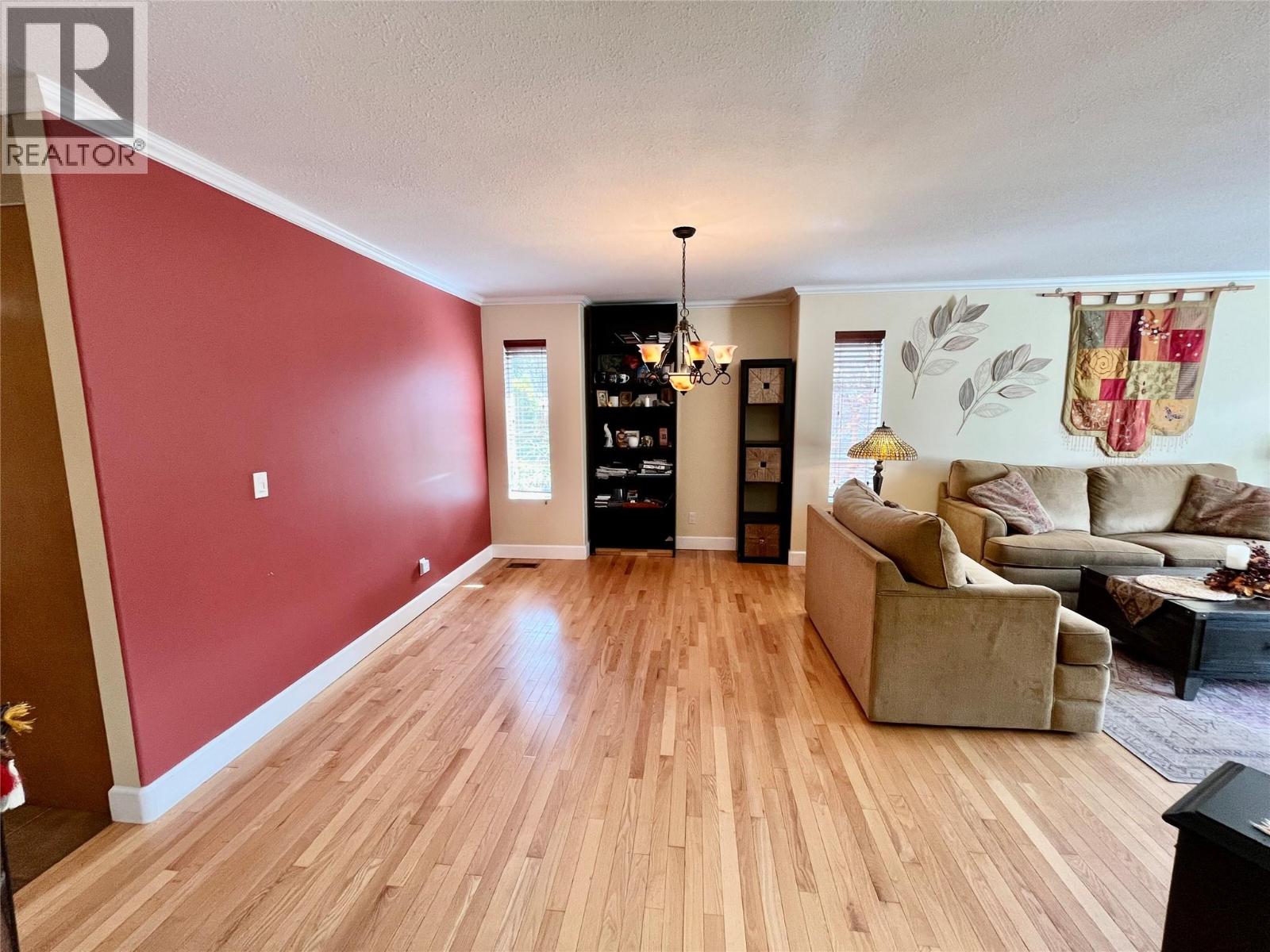 421 Oak Avenue, Sicamous