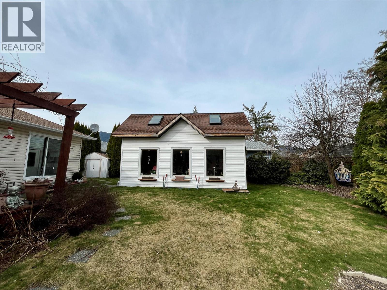 421 Oak Avenue, Sicamous