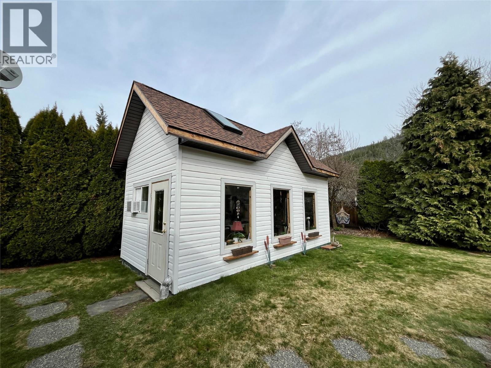 421 Oak Avenue, Sicamous