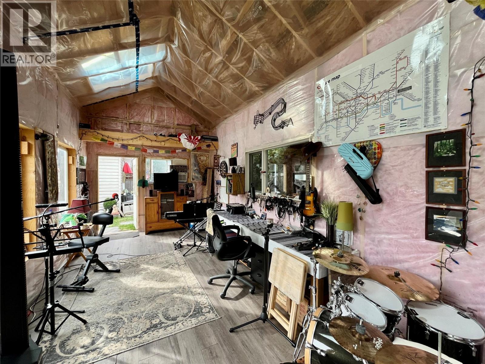 421 Oak Avenue, Sicamous