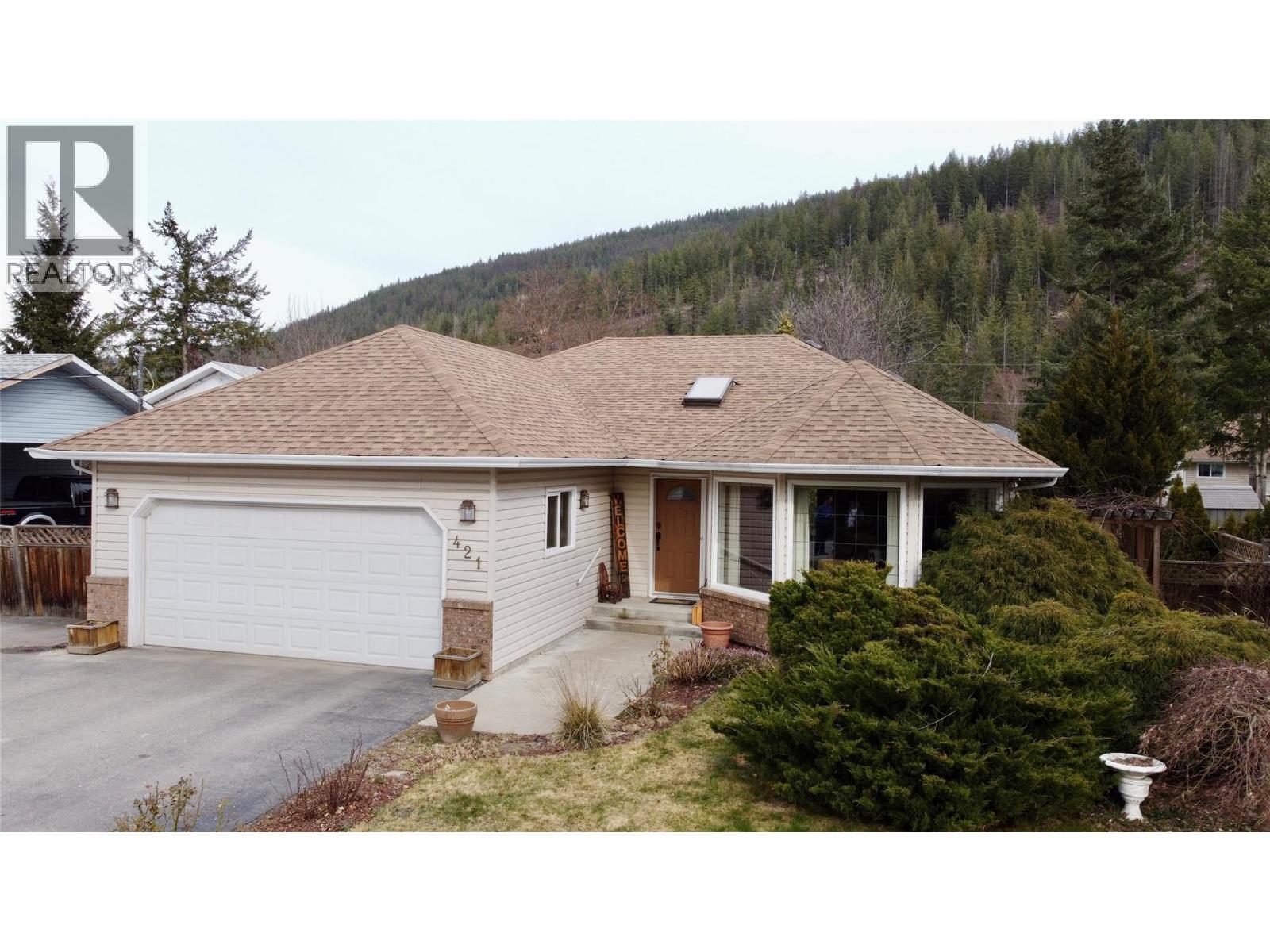 421 Oak Avenue, Sicamous