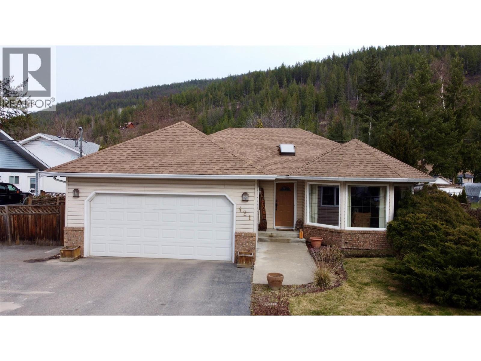 421 Oak Avenue, Sicamous