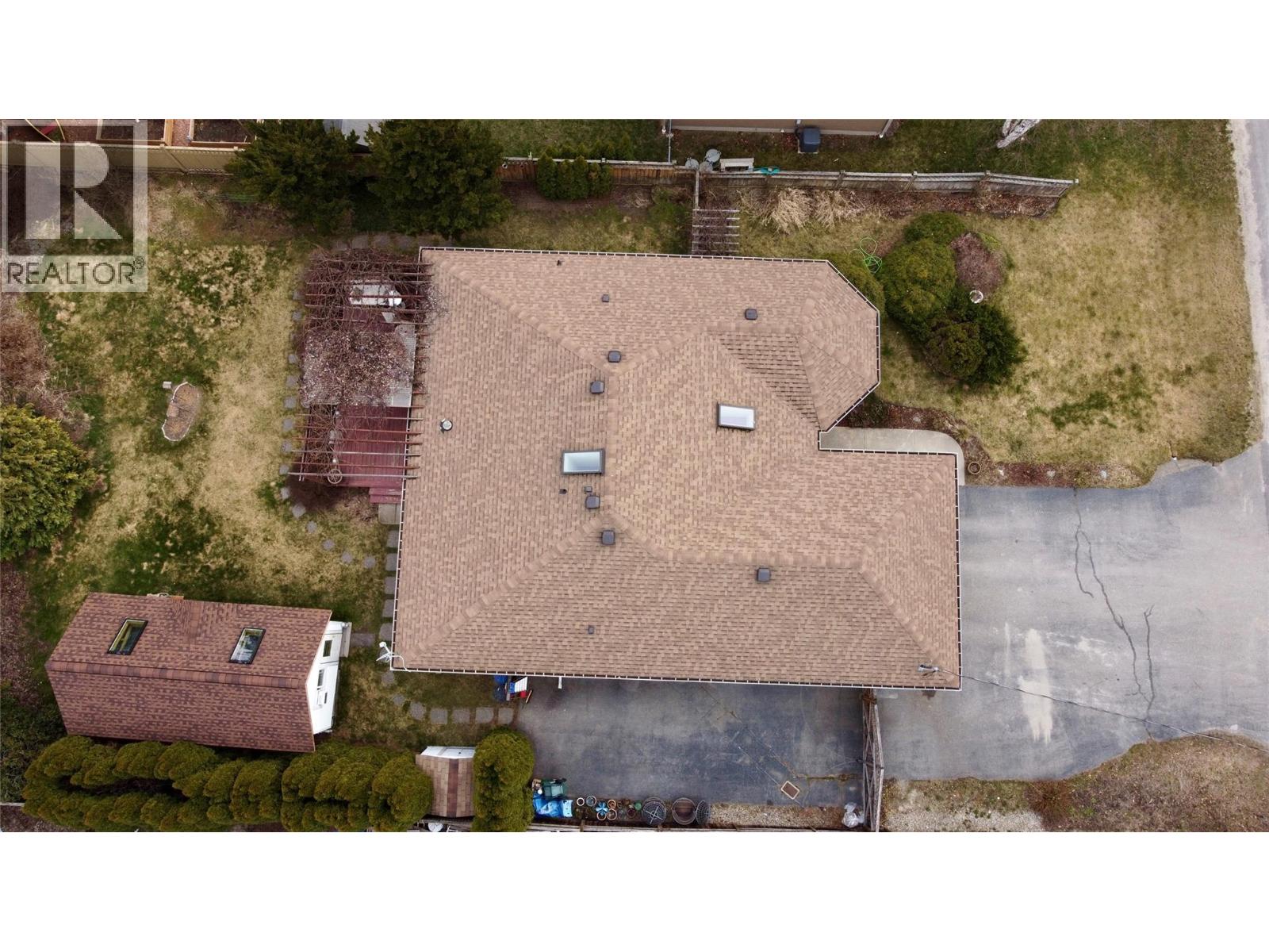 421 Oak Avenue, Sicamous