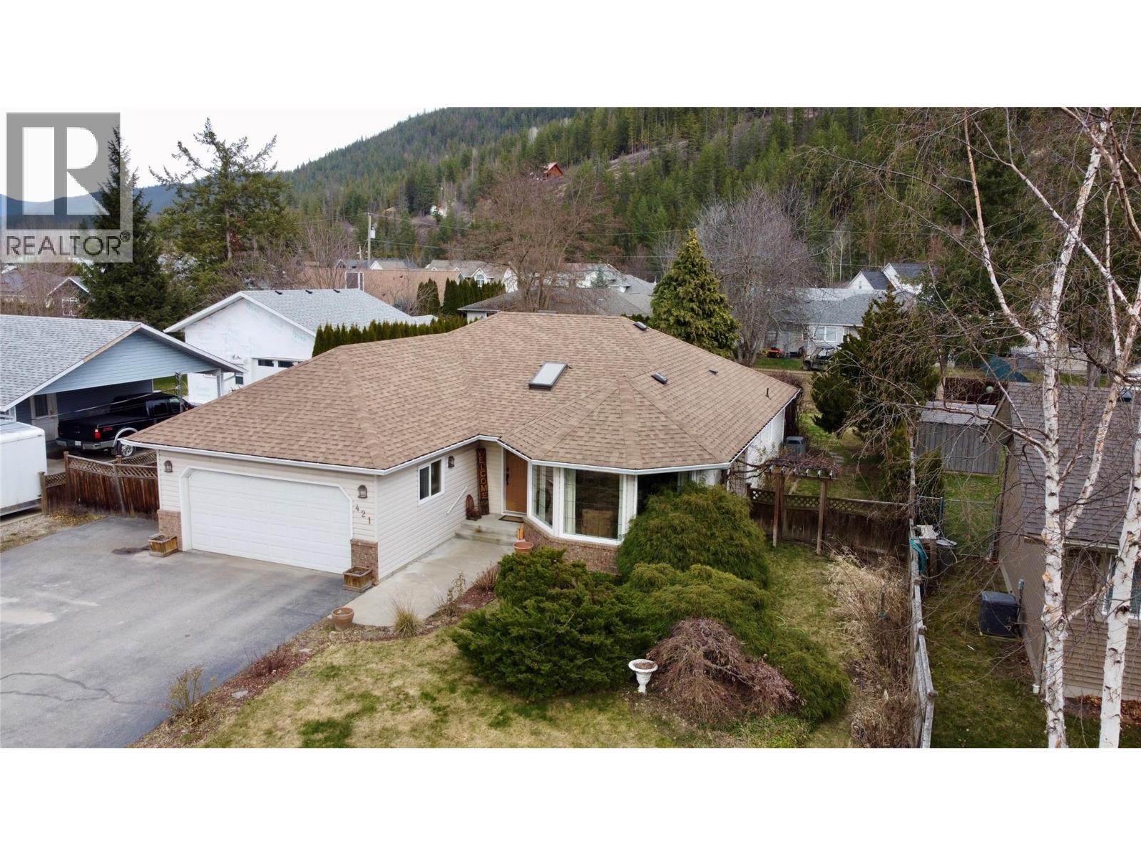 421 Oak Avenue, Sicamous