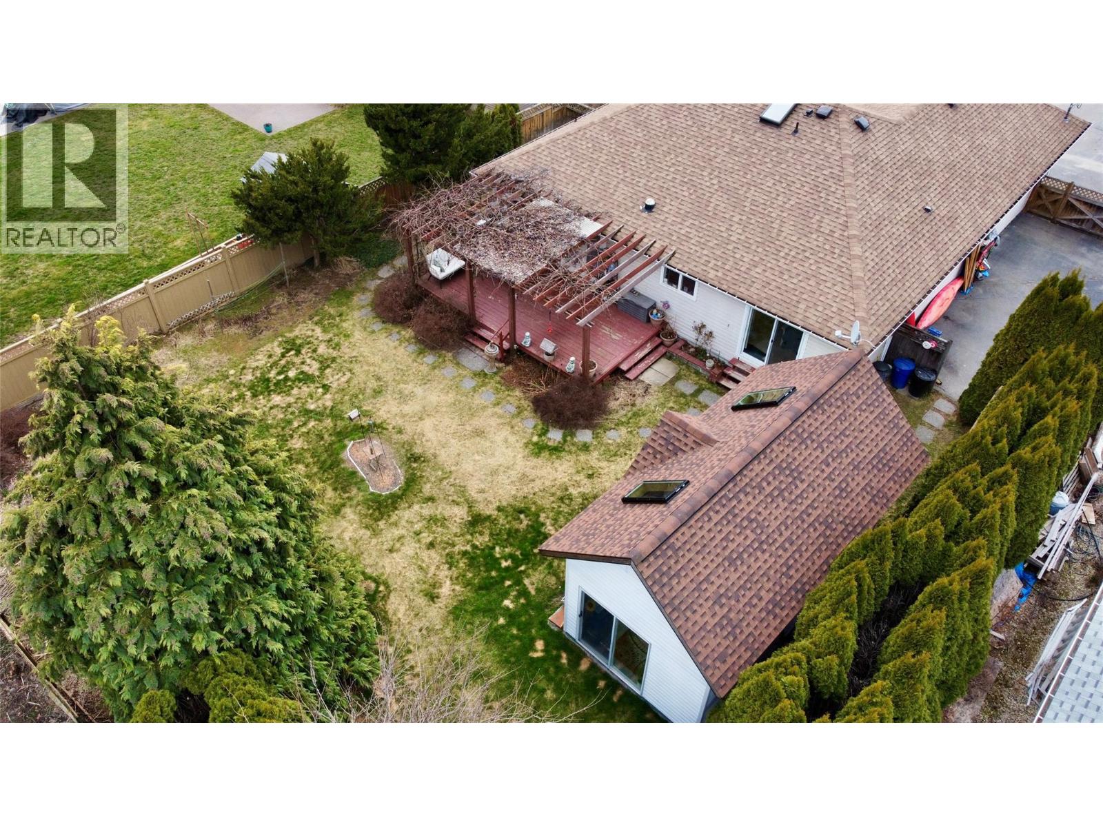 421 Oak Avenue, Sicamous