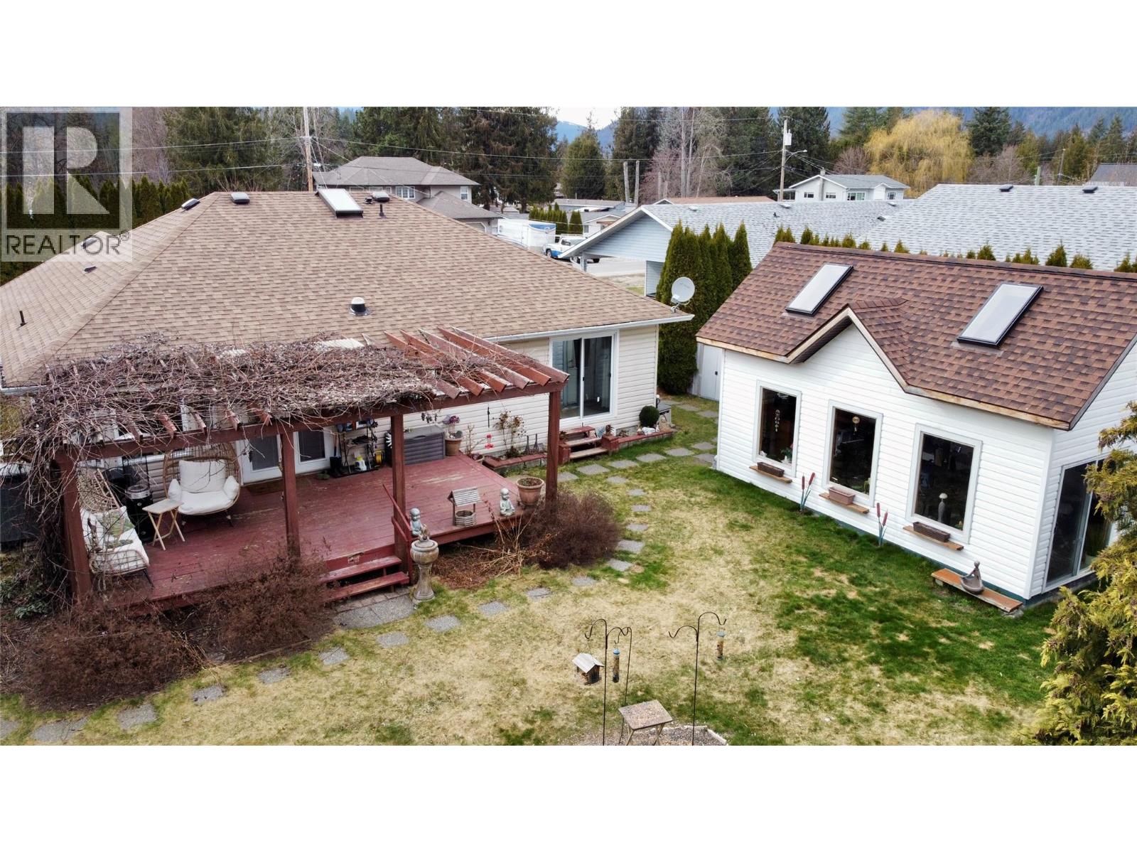 421 Oak Avenue, Sicamous