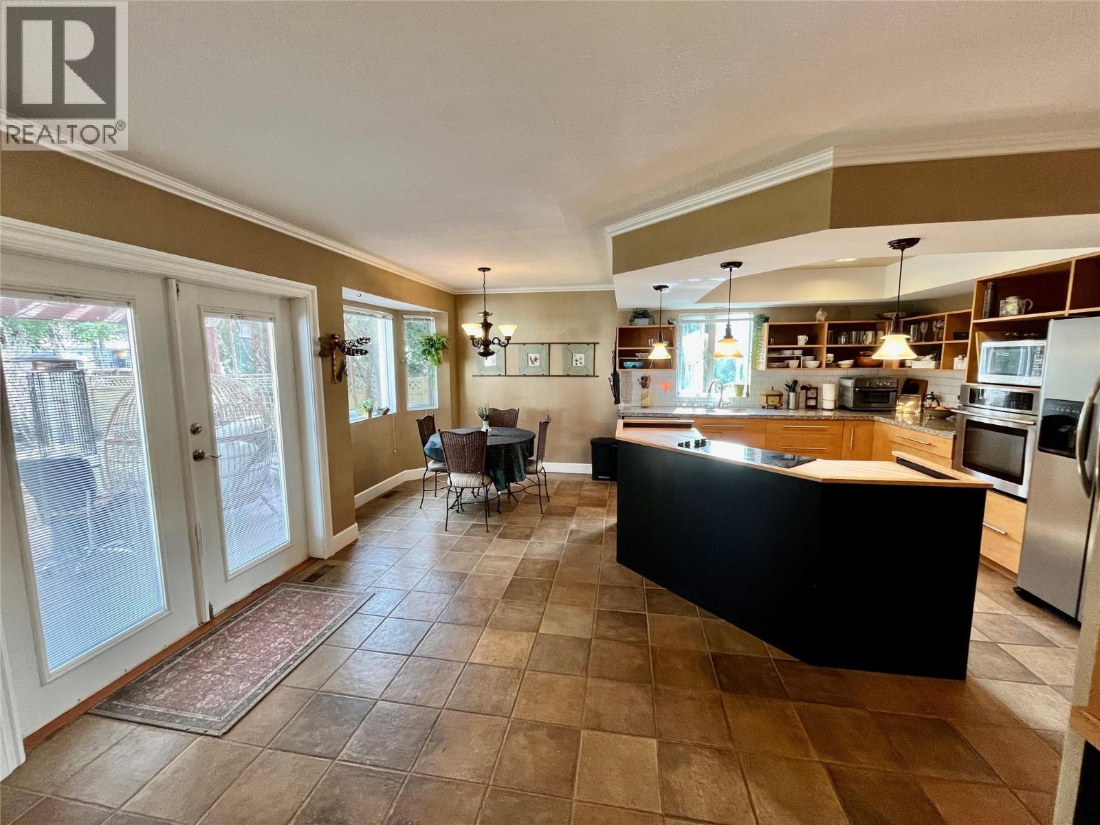 421 Oak Avenue, Sicamous