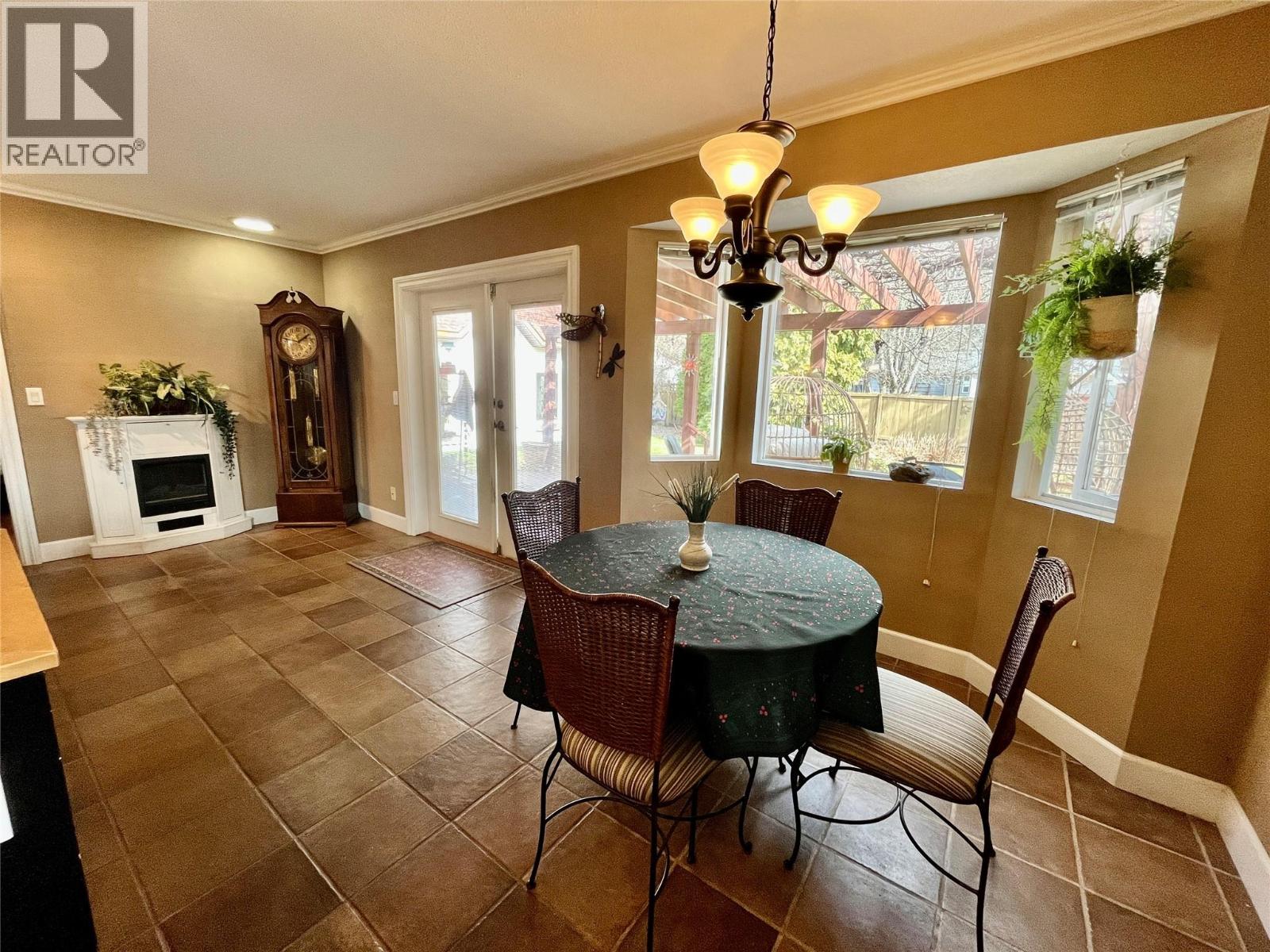 421 Oak Avenue, Sicamous