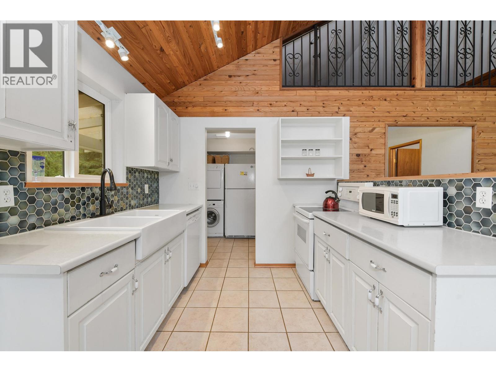 568 BAYVIEW DRIVE, Mayne Island