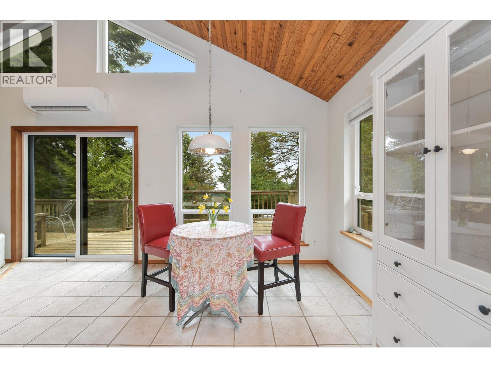 568 BAYVIEW DRIVE, Mayne Island