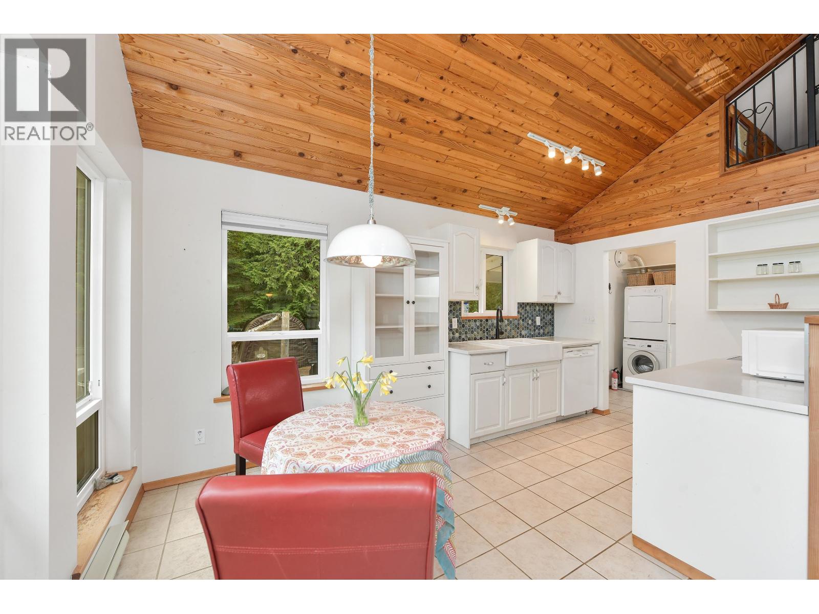 568 BAYVIEW DRIVE, Mayne Island