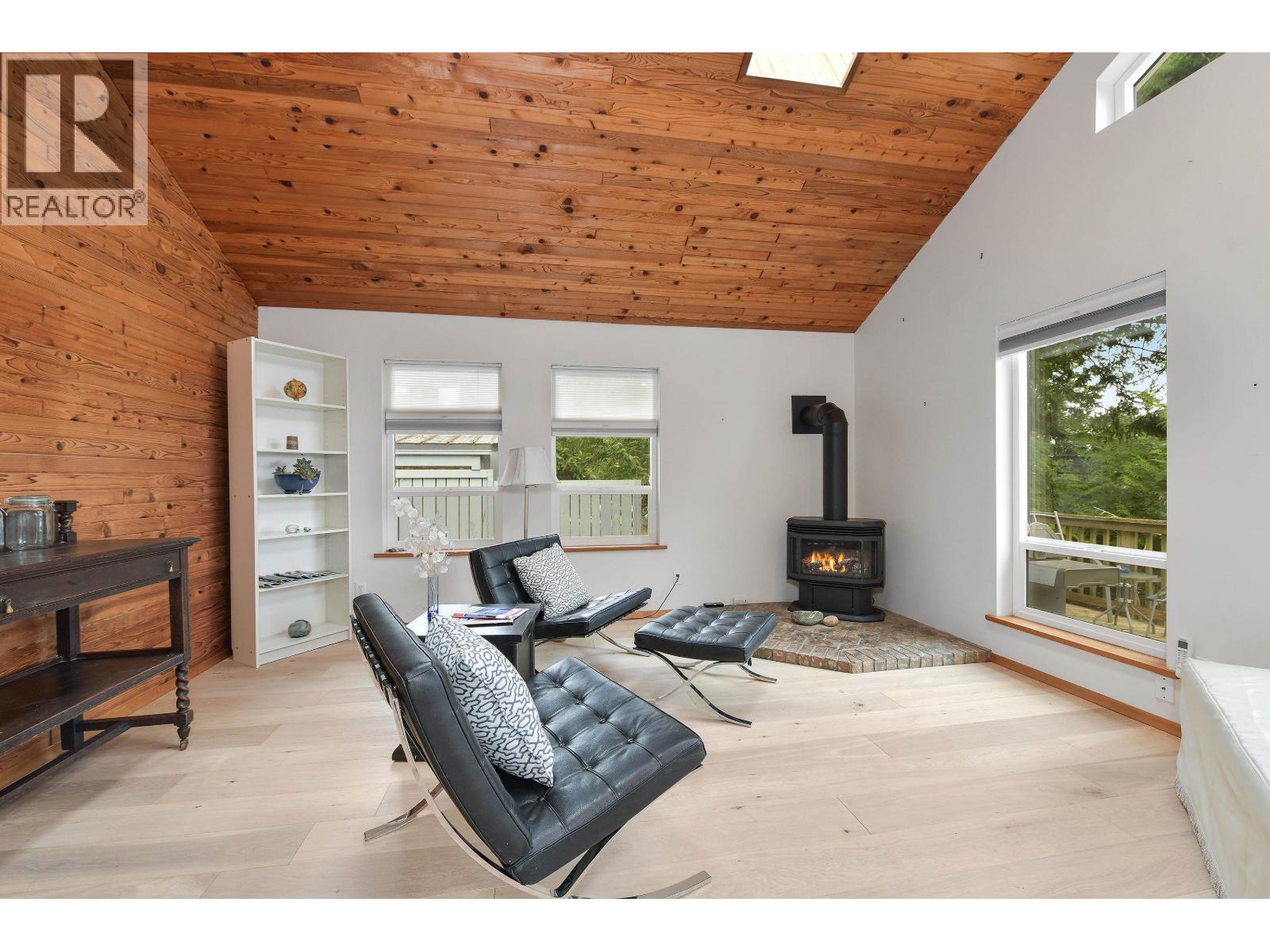 568 BAYVIEW DRIVE, Mayne Island