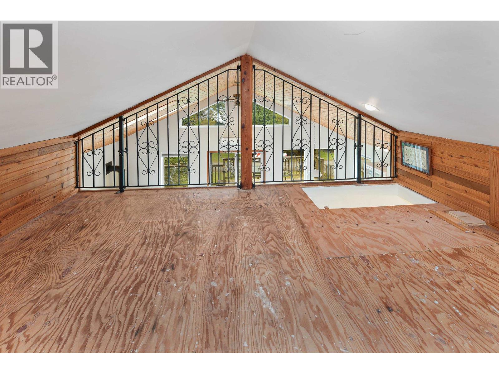 568 BAYVIEW DRIVE, Mayne Island