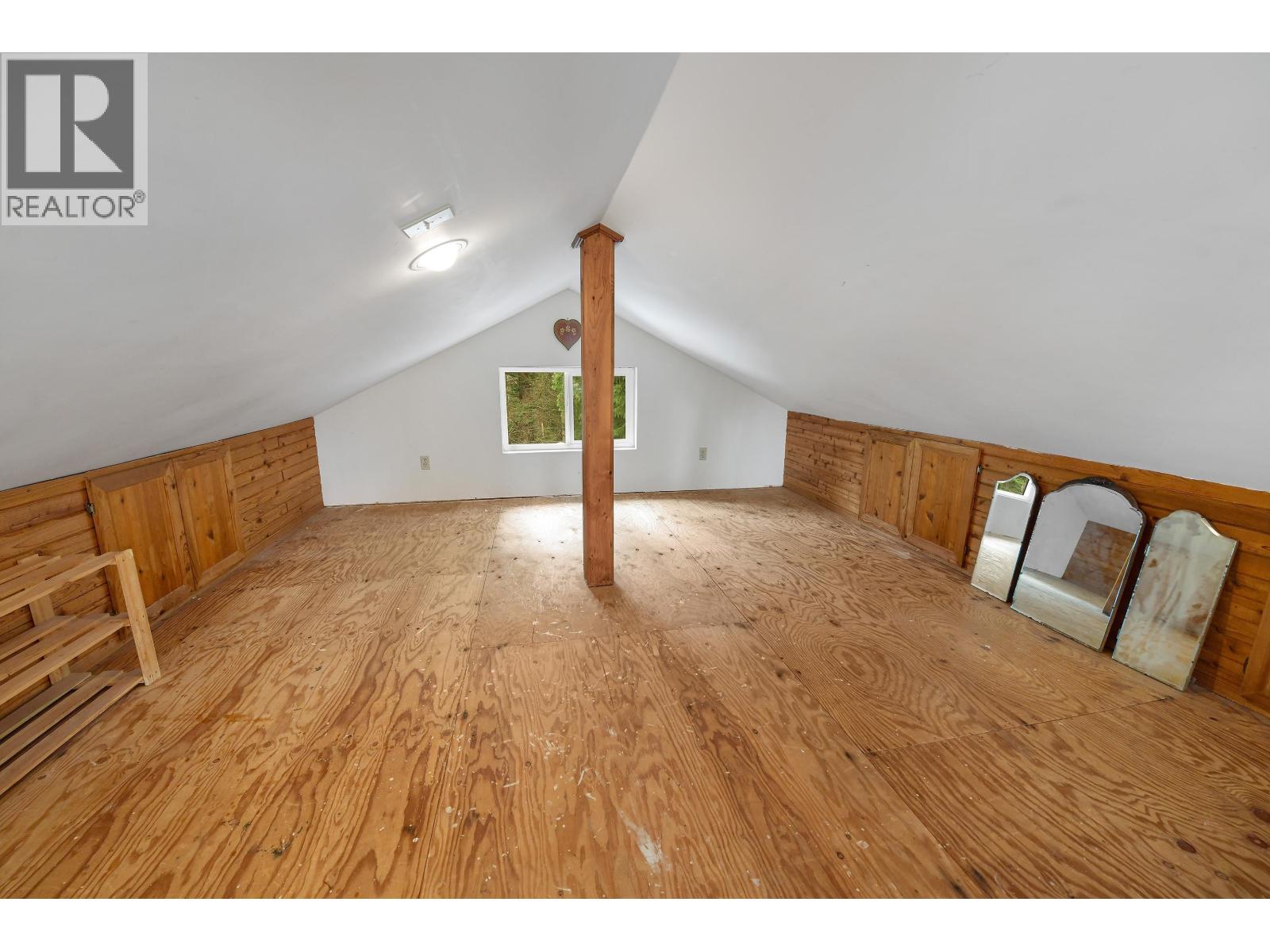 568 BAYVIEW DRIVE, Mayne Island