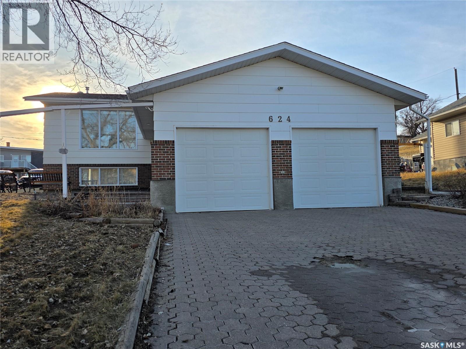 Single Family House Bi-level for Sale in  th AVENUE NE Swift Current 