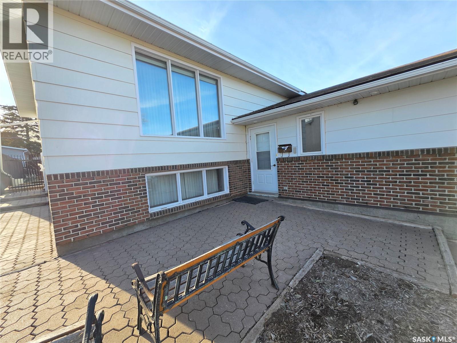 Single Family House Bi-level for Sale in  th AVENUE NE Swift Current 