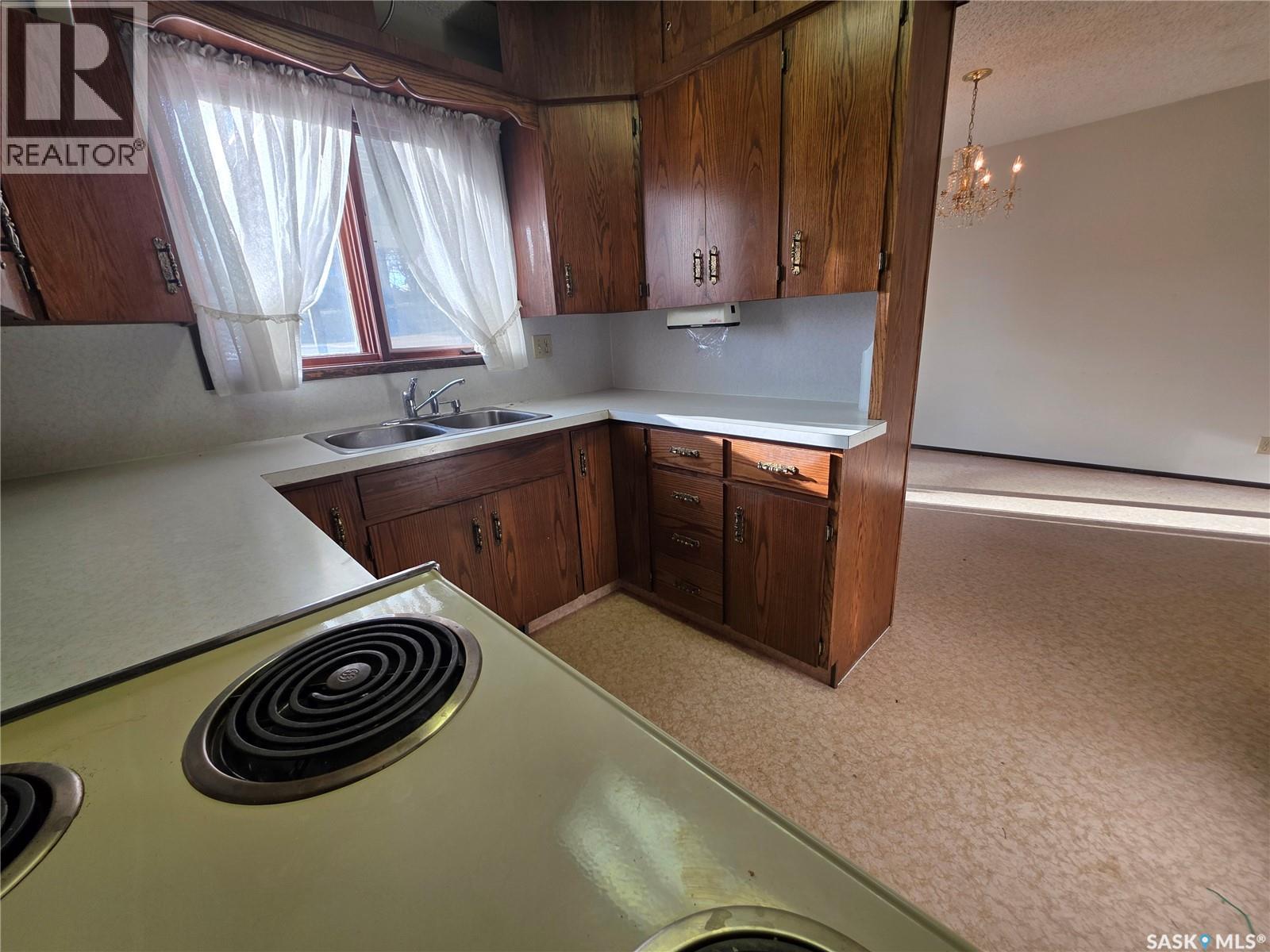 Single Family House Bi-level for Sale in  th AVENUE NE Swift Current 