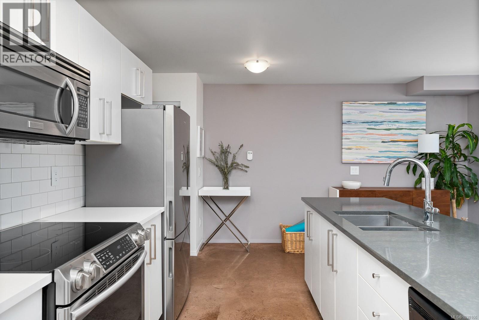 #205 932 JOHNSON ST - 12