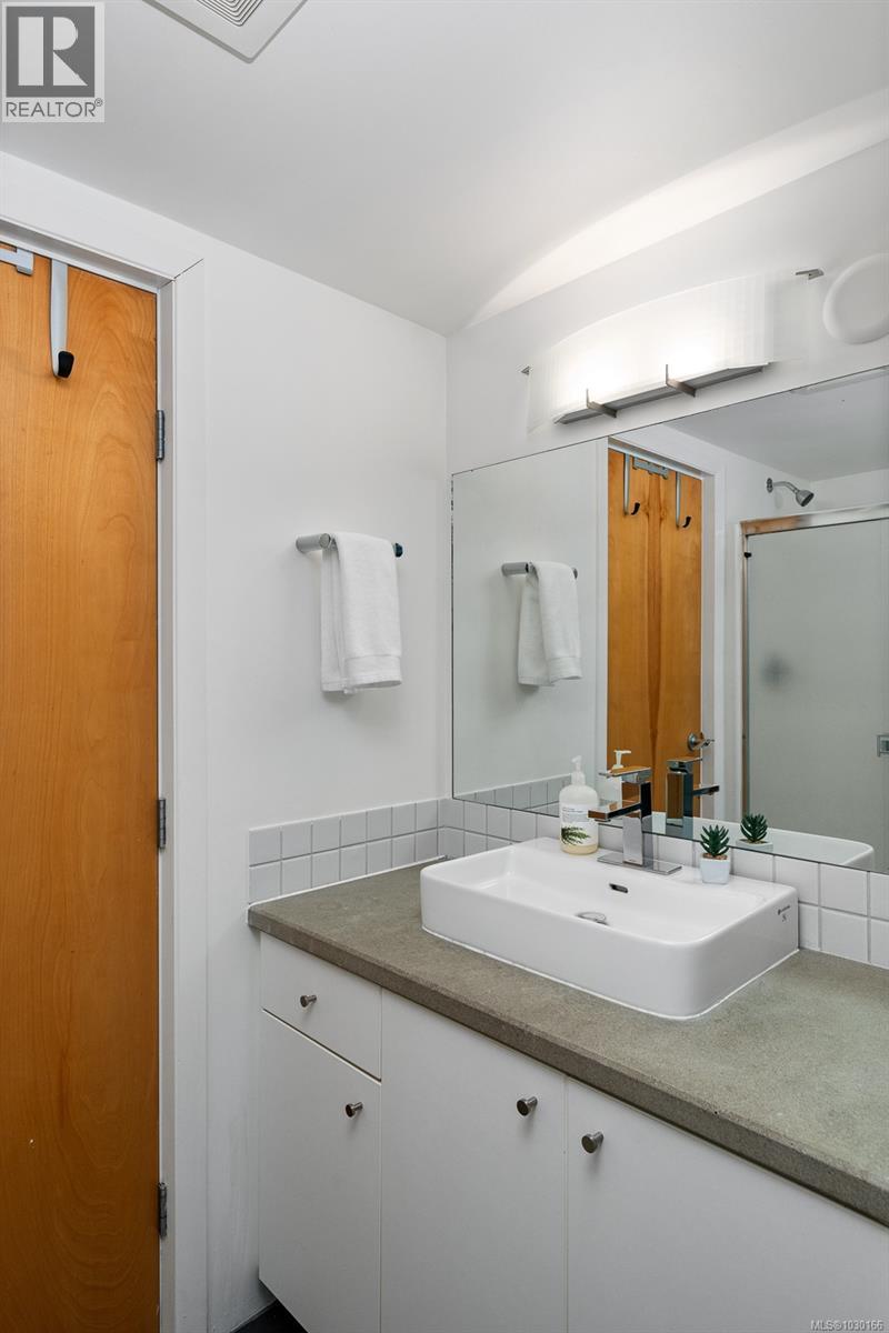 #205 932 JOHNSON ST - 16