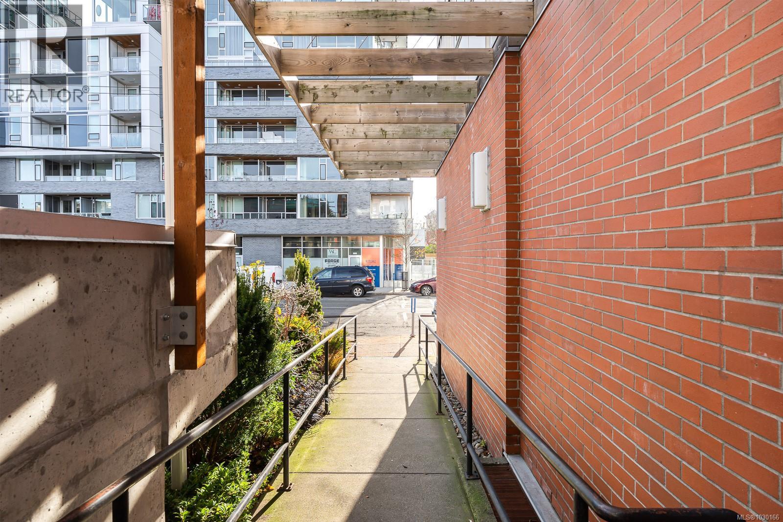 #205 932 JOHNSON ST - 25