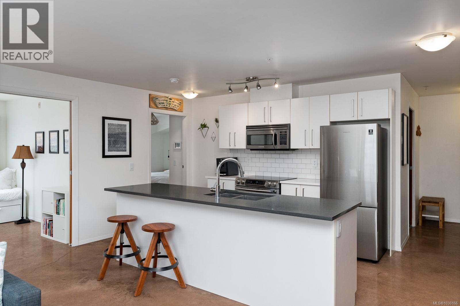 #205 932 JOHNSON ST - 4