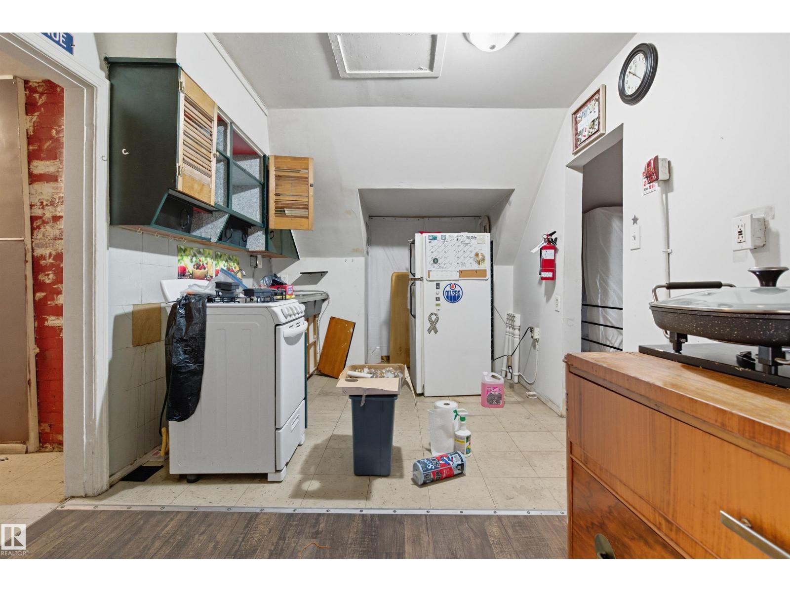 9513 103 AV NW, Edmonton