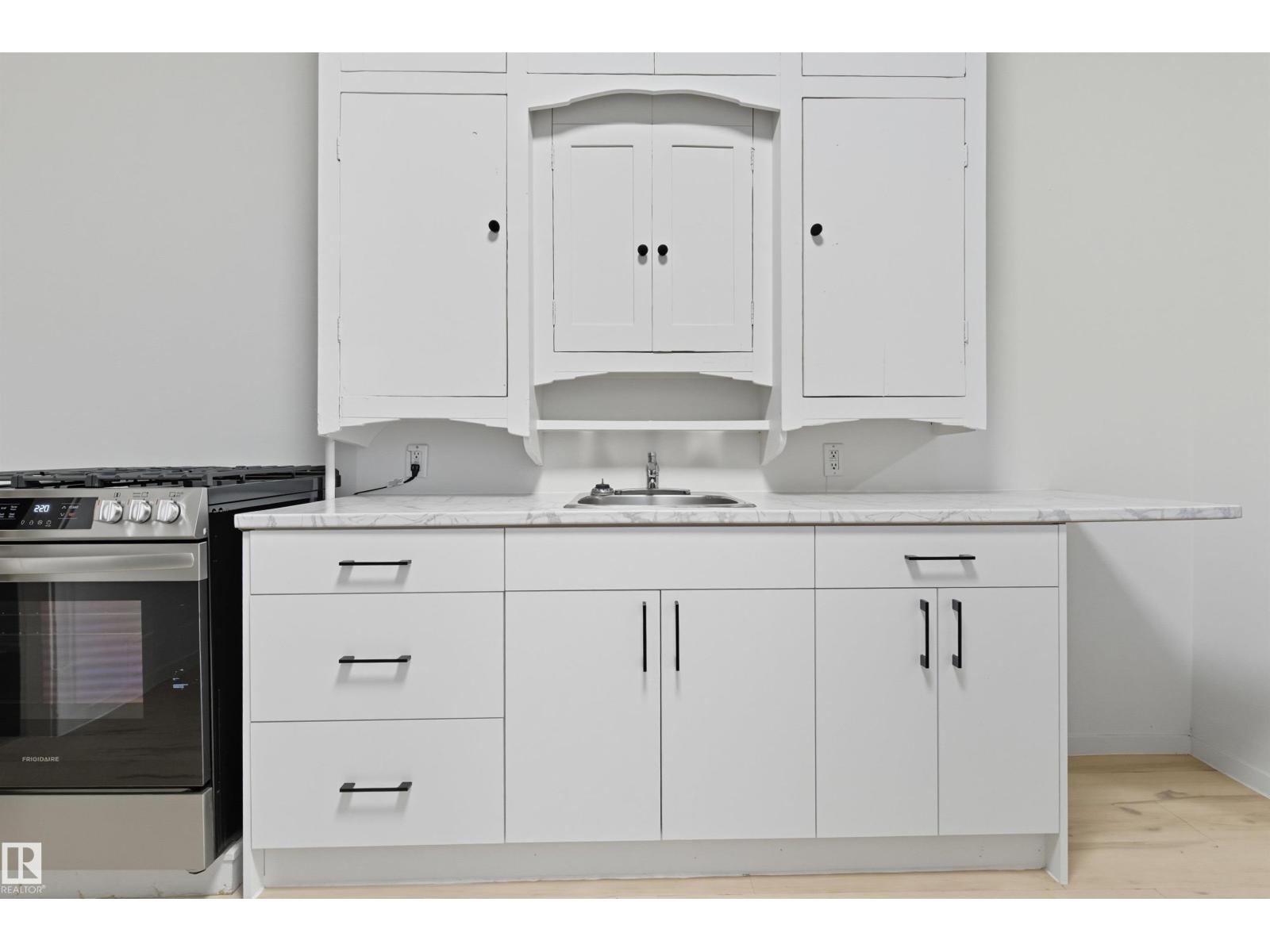 9513 103 AV NW, Edmonton