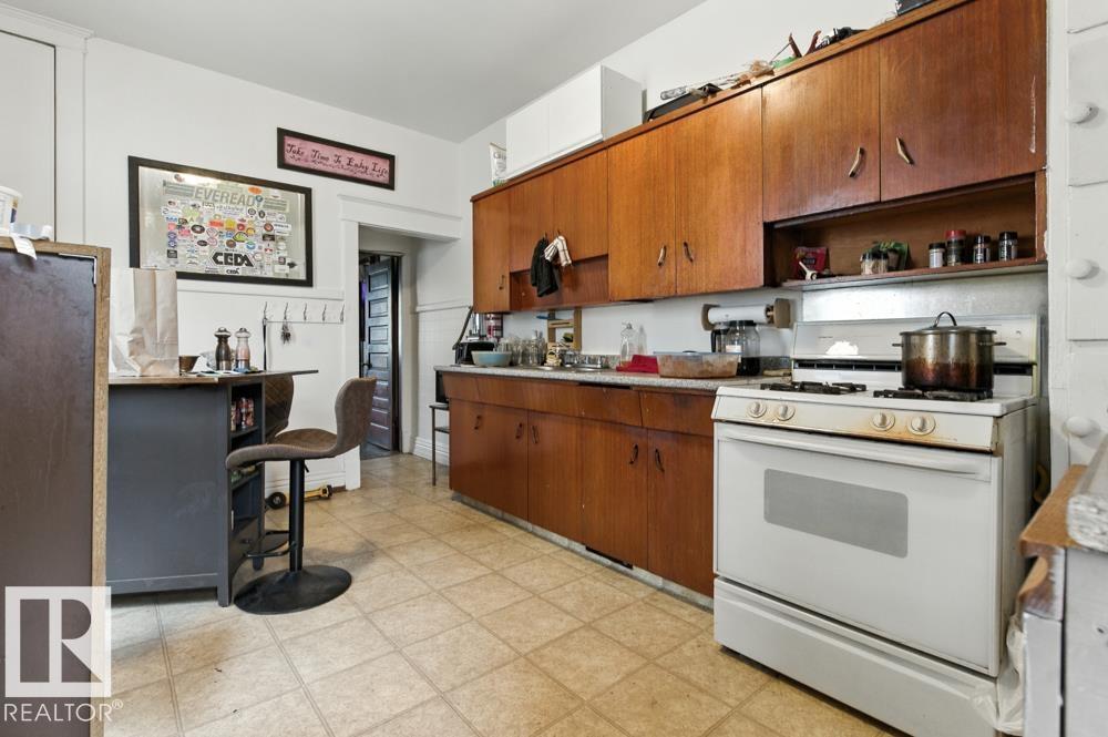 10256 95 ST NW - 6