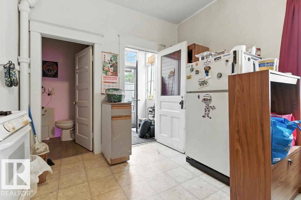 10256 95 ST NW - 7