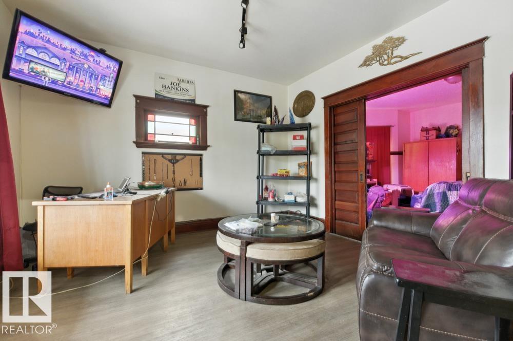 10256 95 ST NW - 10