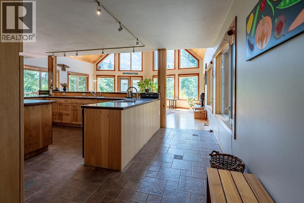 6105 Pine Ridge Road, Kaslo